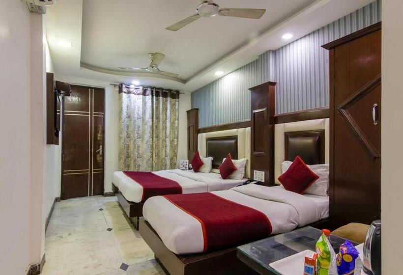 Quarto Triplo Clássico, Shyam   In Front Of Ndls Station