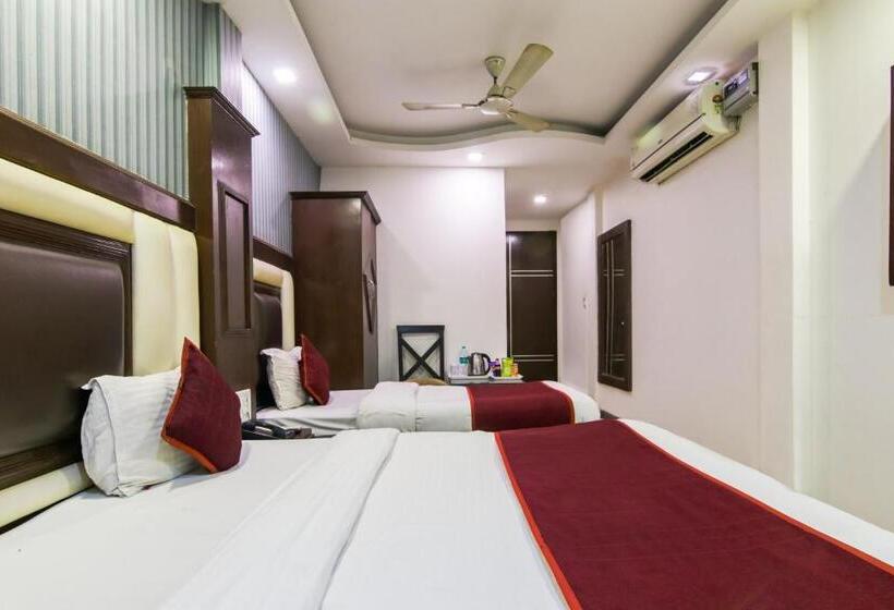 Quarto Triplo Clássico, Shyam   In Front Of Ndls Station