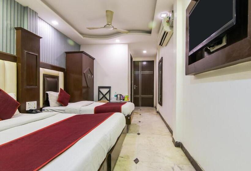 Quarto Triplo Clássico, Shyam   In Front Of Ndls Station