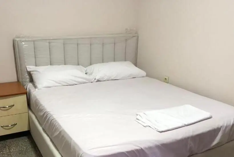 اتاق ساده سه‌ نفره, Friends Hostel