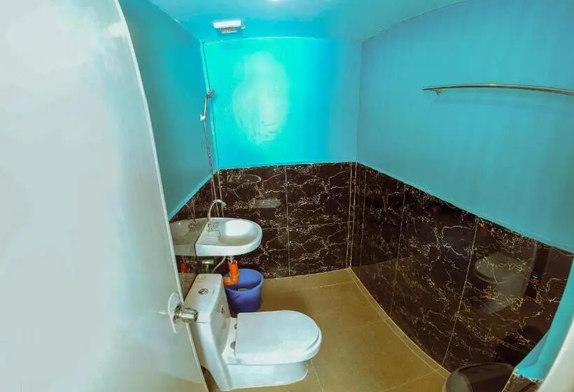 اتاق خانوادگی, Adventourist Inn