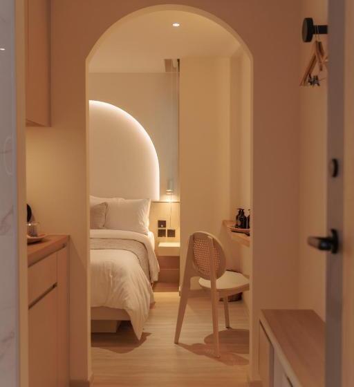 اتاق لوکس, Corridor 2407