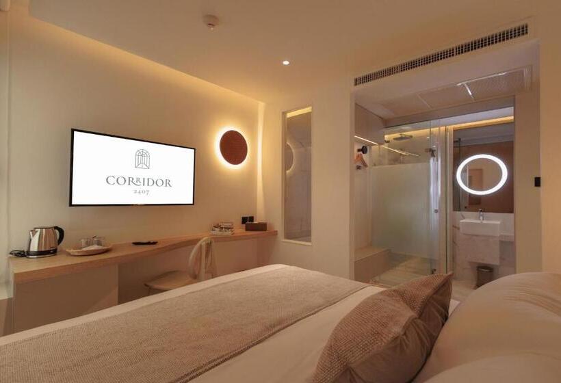 اتاق سوپریور با تخت بزرگ, Corridor 2407