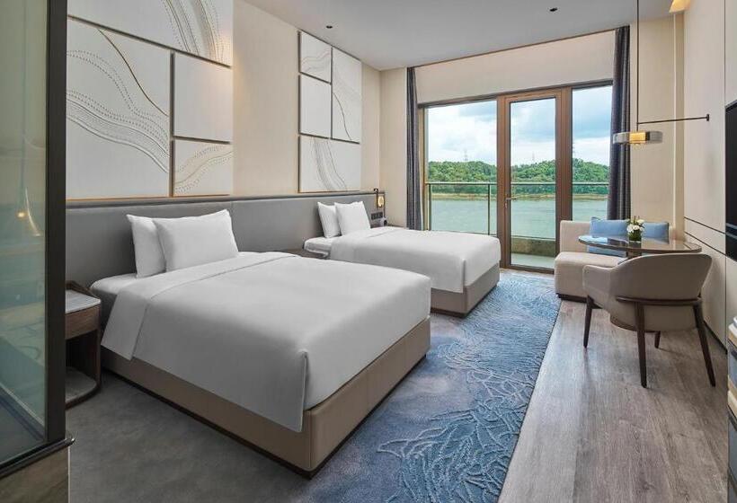 Premium room with river view, Crowne Plaza Ganzhou, An Ihg