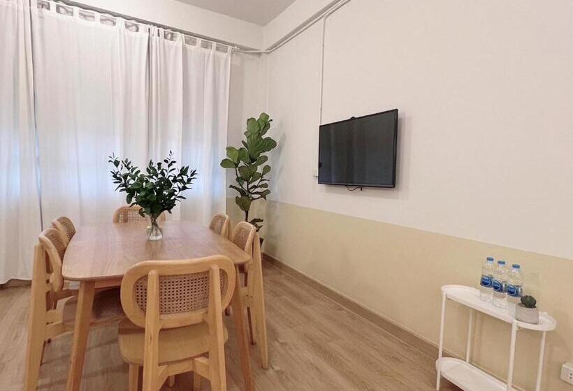 غرفة عائلية, La Moon House