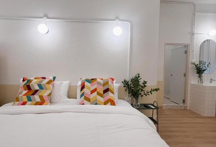 غرفة عائلية, La Moon House