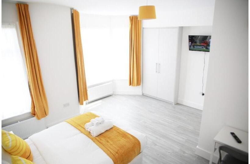 Трехместный Номер Deluxe, Cricklewood Deluxe Ensuite Room