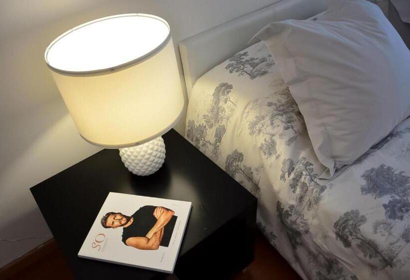 اتاق استاندارد با سرویس بهداشتی مشترک, Milano Lights