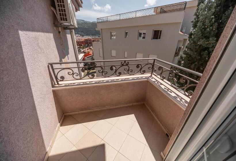 استودیوی استاندارد, Villa Favorite