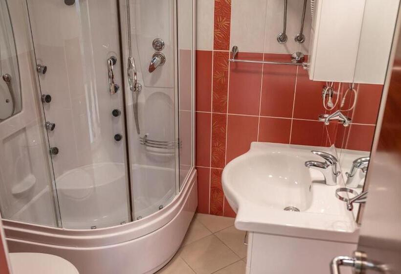 استودیوی استاندارد, Villa Favorite