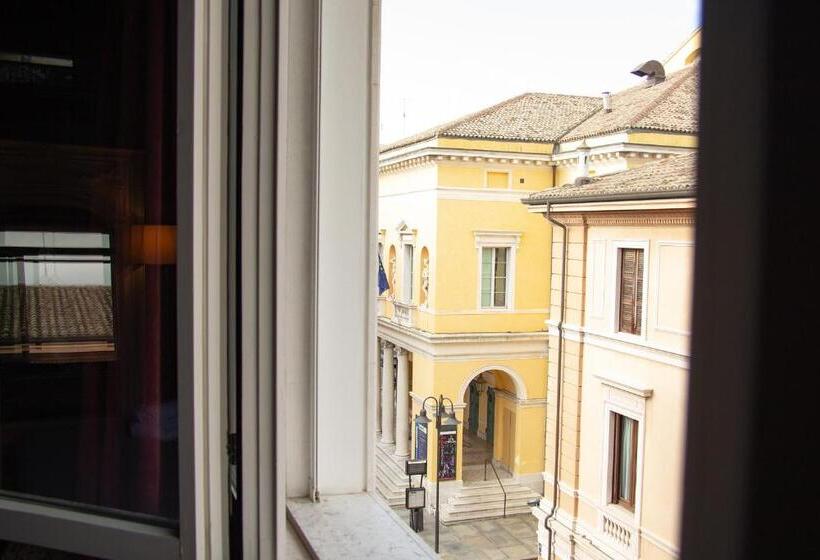 اتاق استاندارد, La Maison Du Théâtre