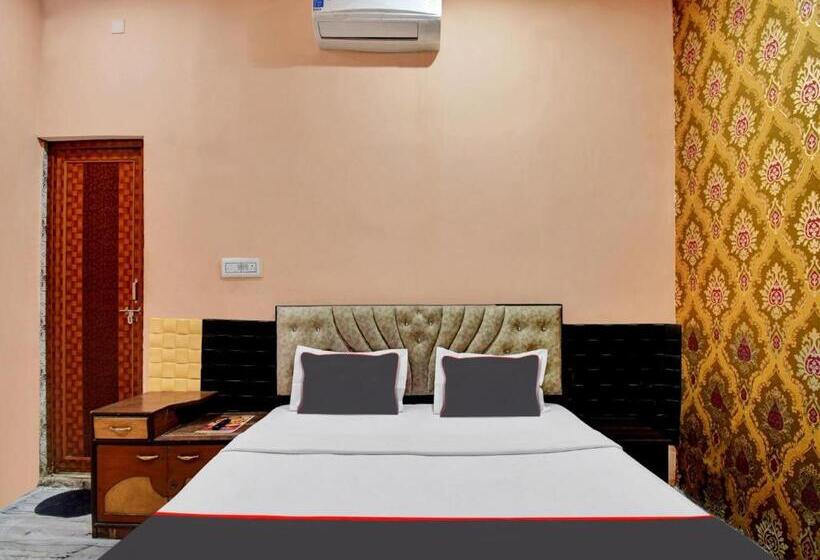 Трехместный Номер Классика, Collection O 81174 Hotel Hindustan International