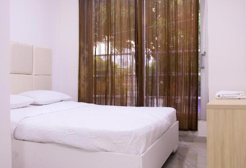 اتاق لوکس خانوادگی, Faleg World