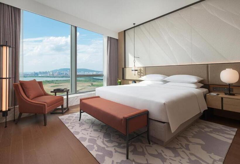 Suite with lake view, Hyatt Regency Changshu Kuncheng Lake