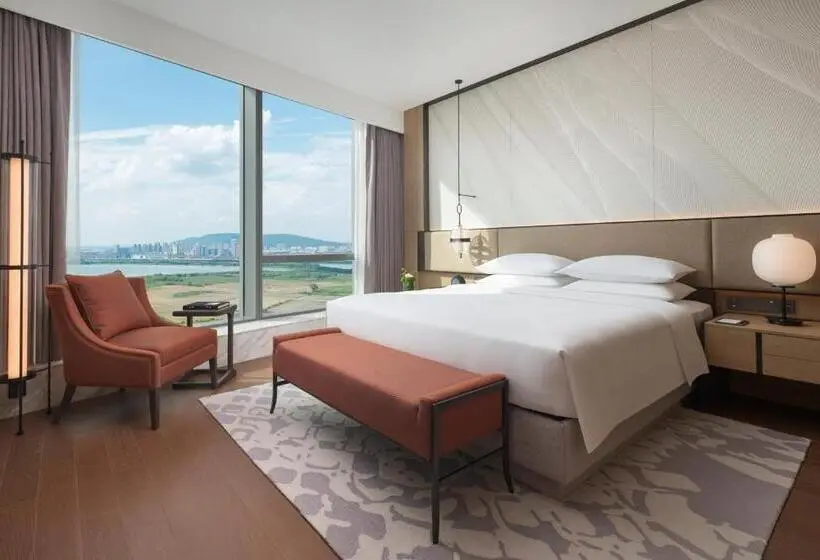Suite with lake view, Hyatt Regency Changshu Kuncheng Lake