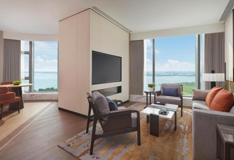 Suite with lake view, Hyatt Regency Changshu Kuncheng Lake