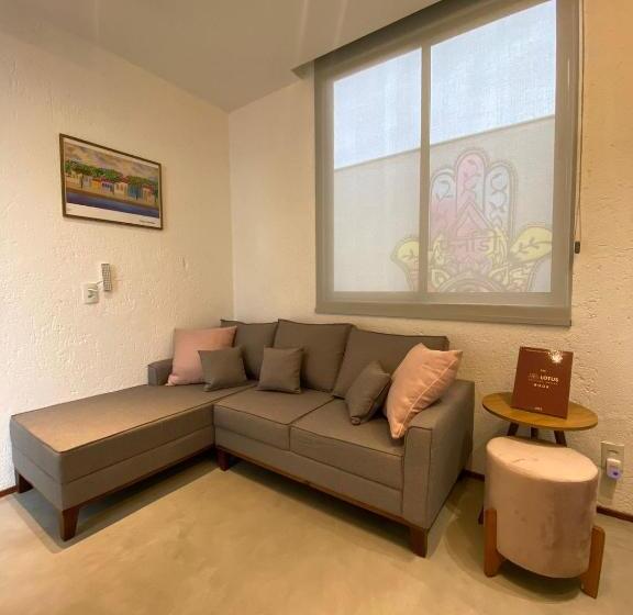 스탠다드 방갈로, Lotus Patacho