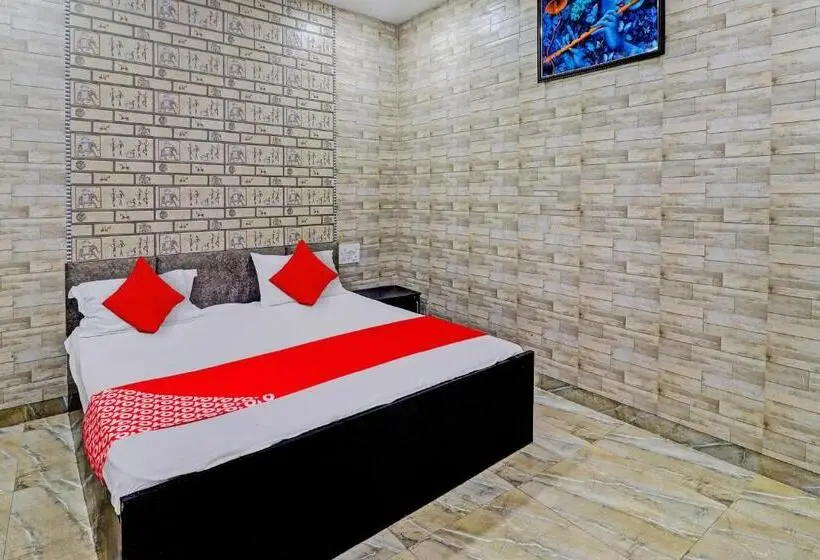Classic Kolmen Hengen Huone, Oyo Flagship 81537 Radhey Krishna Paying Guest House