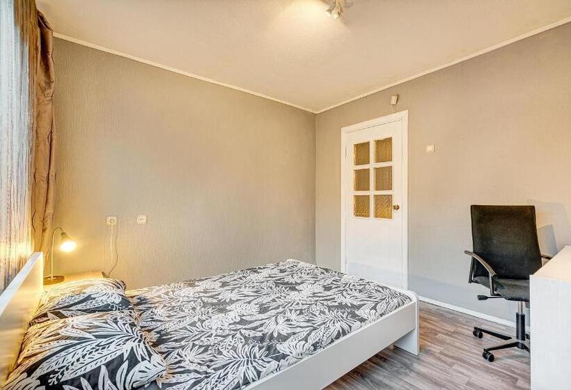 غرفة قياسية مزوَّدة بتراس, Private Rooms With Balcony Next To Station