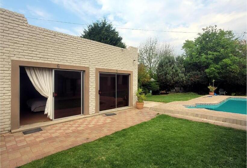 プールビュースタンダードルーム, Molopo Naledi Guest Lodge