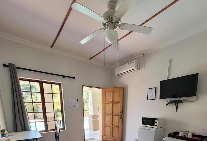 プールビュースタンダードルーム, Molopo Naledi Guest Lodge