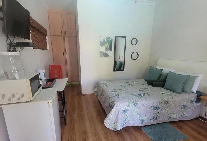 プールビュースタンダードルーム, Molopo Naledi Guest Lodge