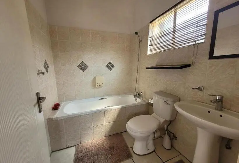 Basic Kolmen Hengen Huone, Molopo Naledi Guest Lodge