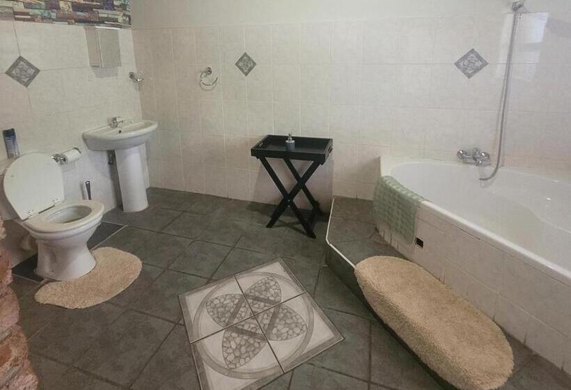 スタンダード４人部屋, Molopo Naledi Guest Lodge