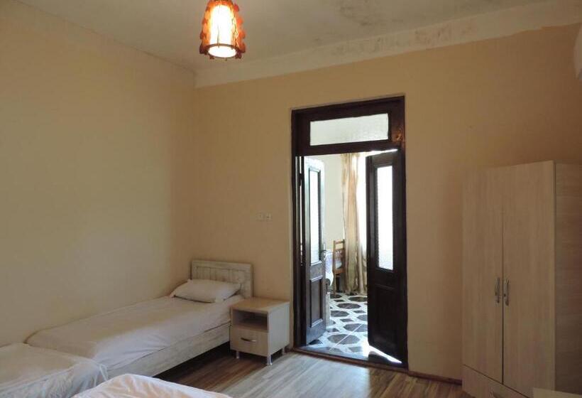 اتاق خانوادگی با چشم‌انداز دریا, Ok House!