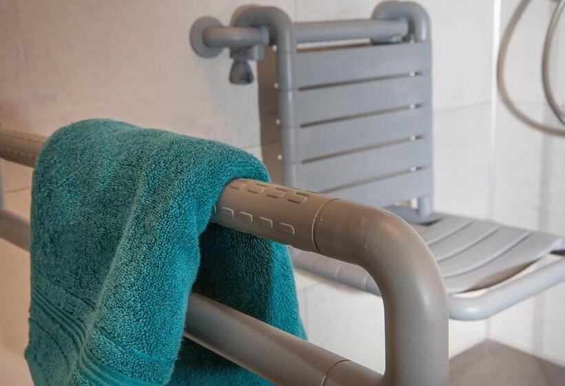 غرفة قياسية لذوى الاحتياجات الخاصة, Adelwöhrer   Am Hof