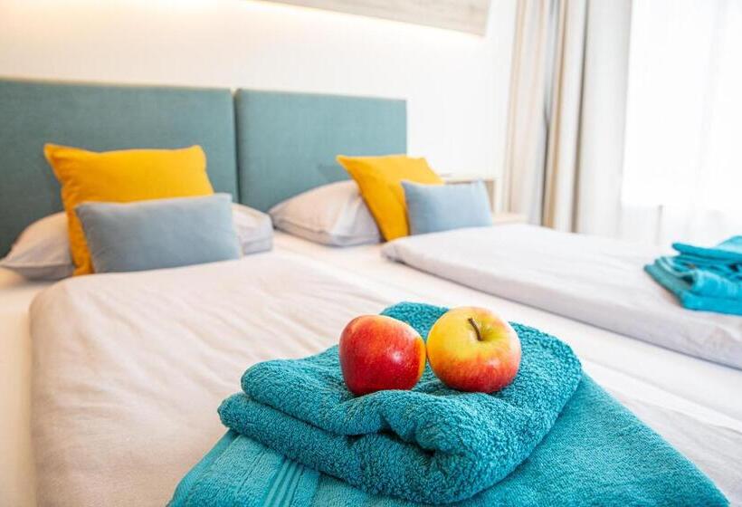 غرفة قياسية لذوى الاحتياجات الخاصة, Adelwöhrer   Am Hof