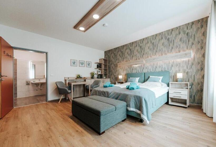 غرفة قياسية لذوى الاحتياجات الخاصة, Adelwöhrer   Am Hof