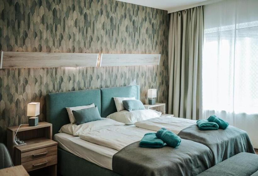 غرفة قياسية لذوى الاحتياجات الخاصة, Adelwöhrer   Am Hof