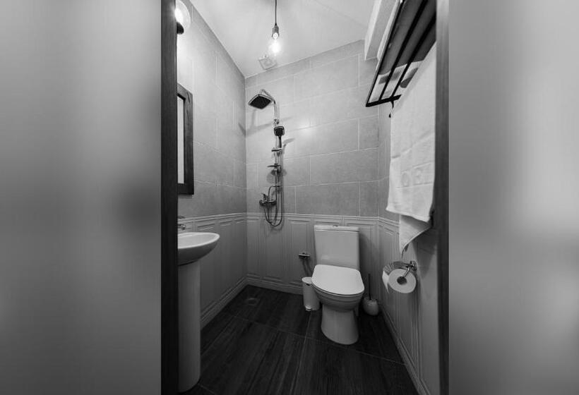 اتاق ساده سه نفره, N Bjeshke Te Guri I Zi