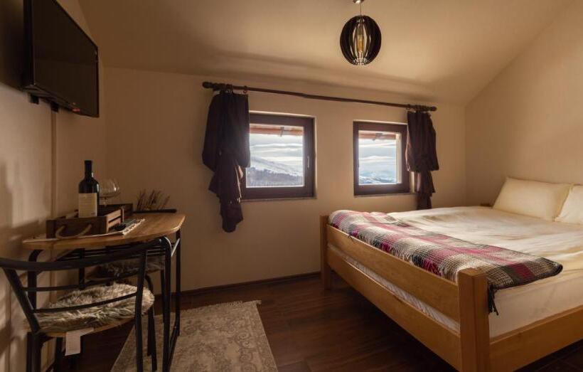 اتاق ساده سه نفره, N Bjeshke Te Guri I Zi