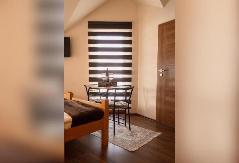 اتاق استاندارد, N Bjeshke Te Guri I Zi