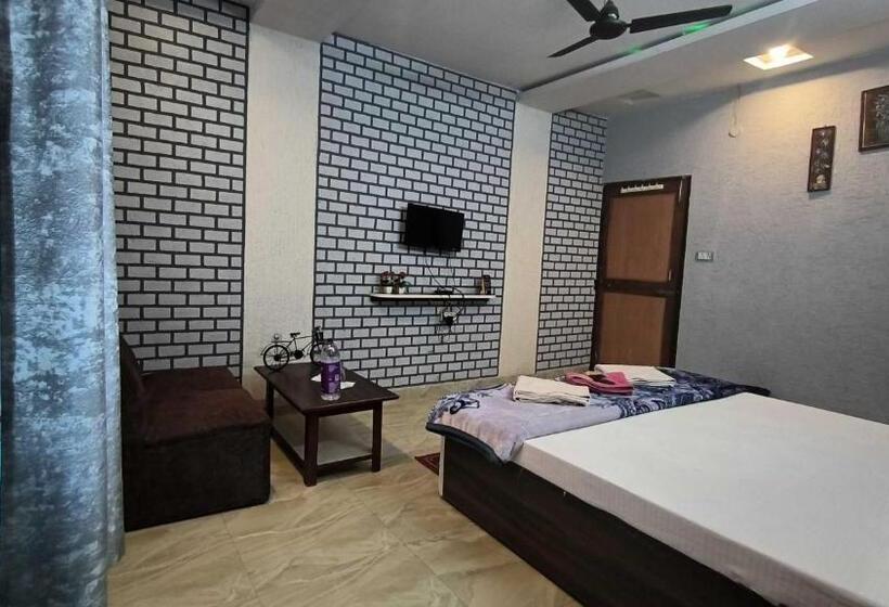 Трехместный Номер Классика, Spot On Pachmarhi Hills