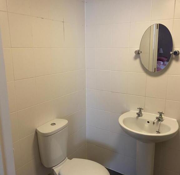 غرفة عائلية, The Ram Inn