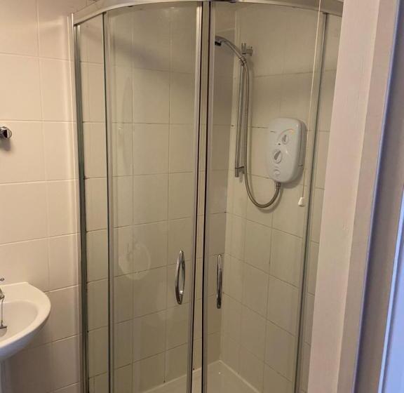 غرفة عائلية, The Ram Inn