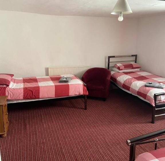 غرفة عائلية, The Ram Inn