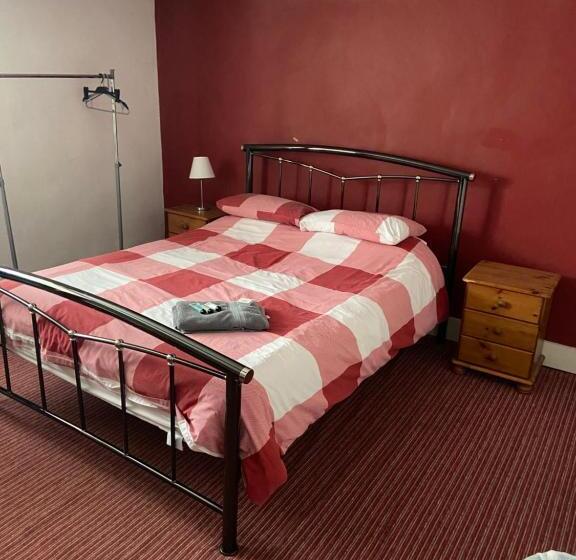 غرفة عائلية, The Ram Inn