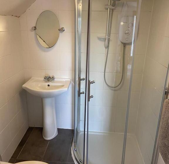 غرفة عائلية, The Ram Inn