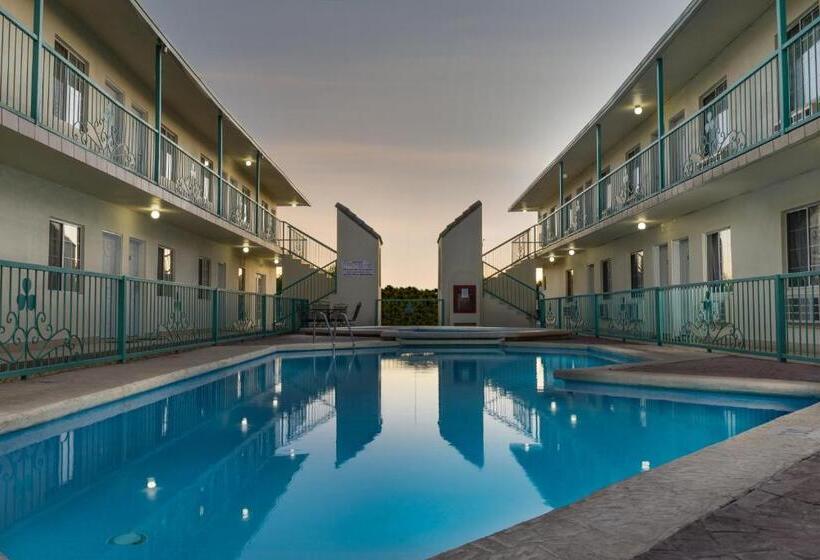 标准间带游泳池, Trébol Inn