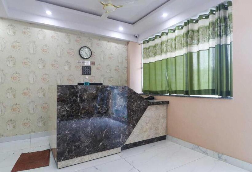 トリプルクラシックルーム, Oyo Hotel Nekiram