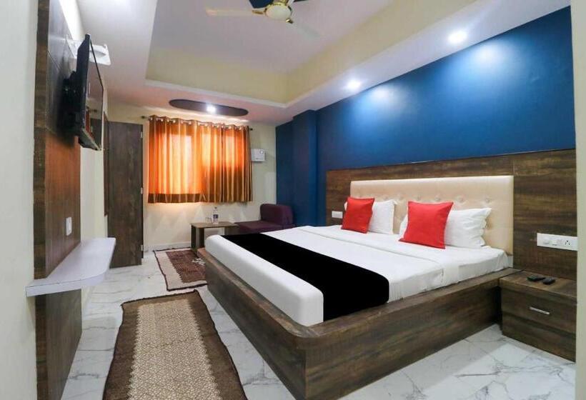 トリプルクラシックルーム, Oyo Hotel Nekiram