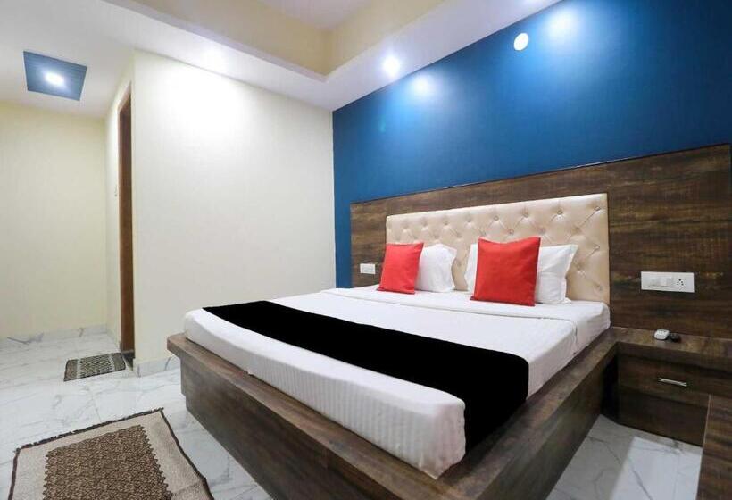 トリプルクラシックルーム, Oyo Hotel Nekiram