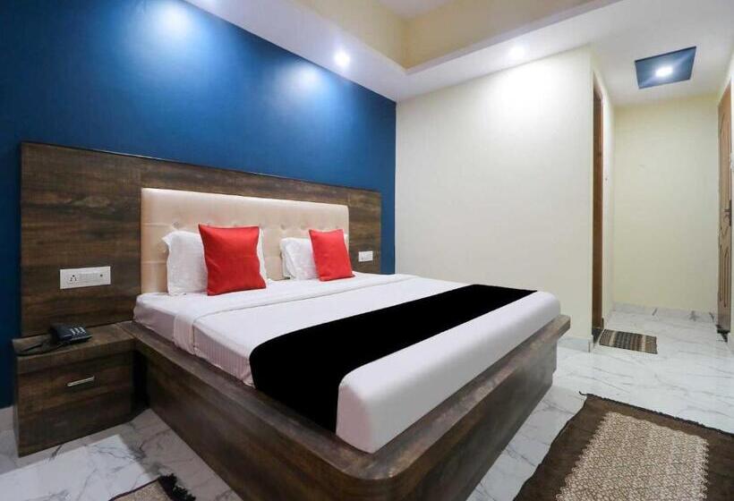 トリプルクラシックルーム, Oyo Hotel Nekiram