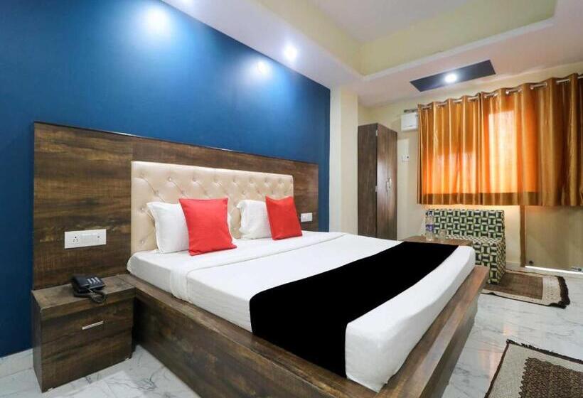 트리플 클래식 룸, Oyo Hotel Nekiram