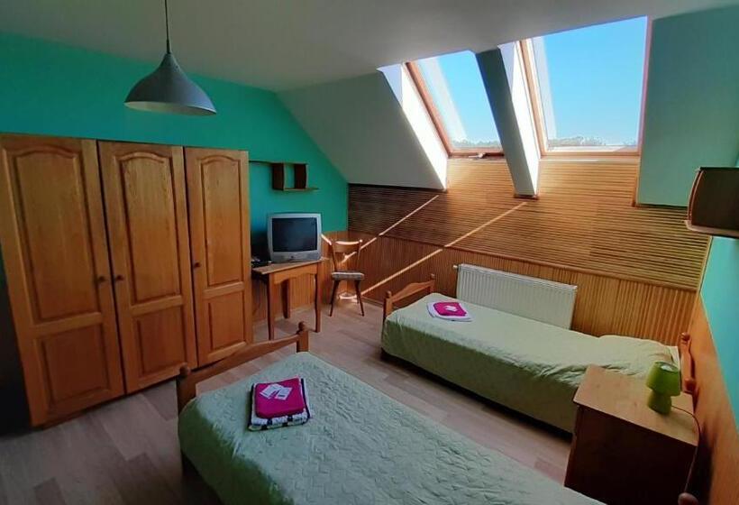 חדר סטנדרט לשלושה עם חדר אמבטיה משוף, Guest House Uzhgorod