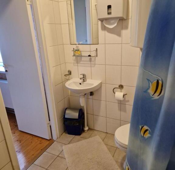 اتاق استاندارد سه نفره, Püha Guesthouse